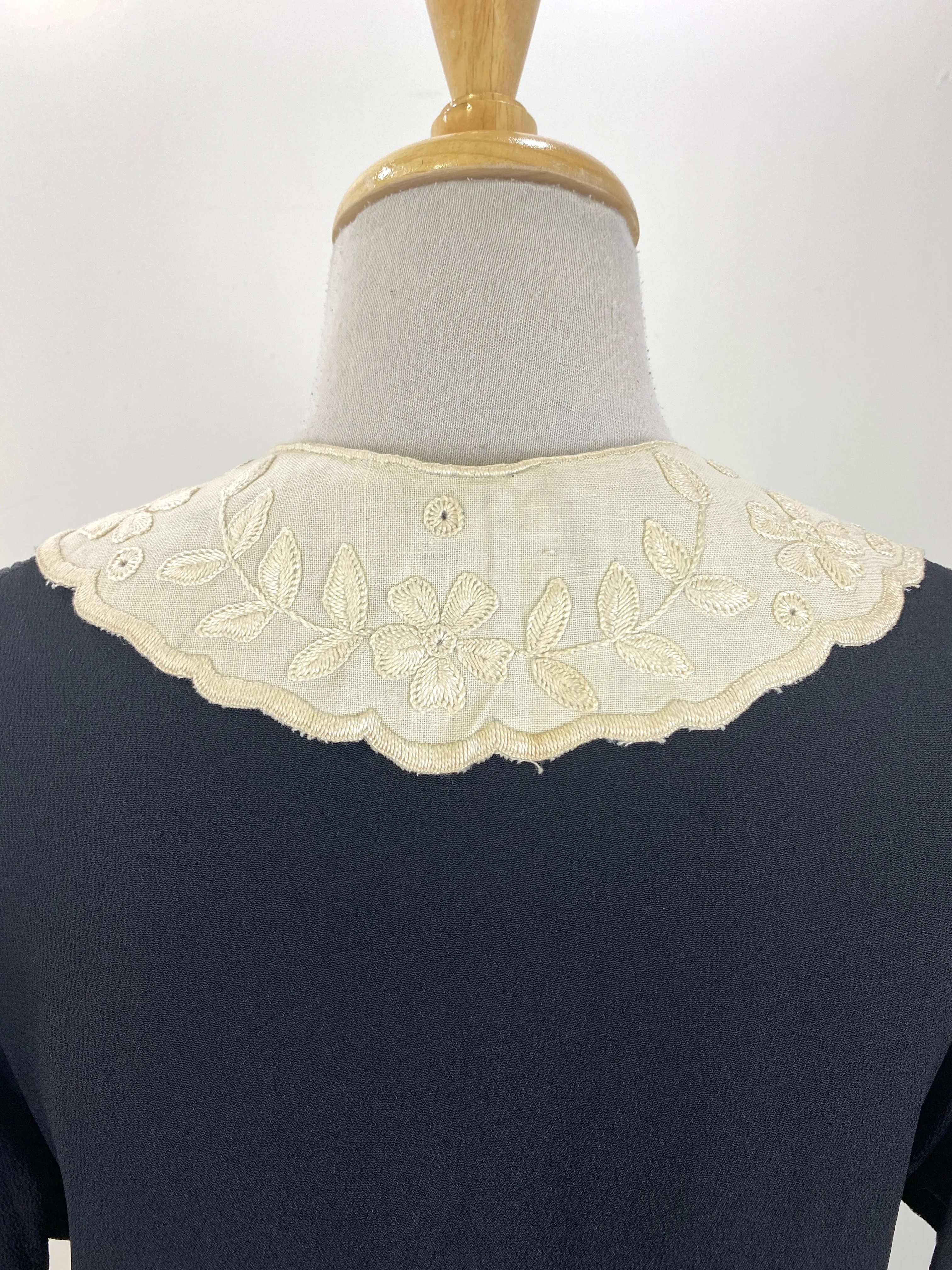 Antique Edwardian Cream Linen Floral Embroidered Collar & Matching Cuffs Set