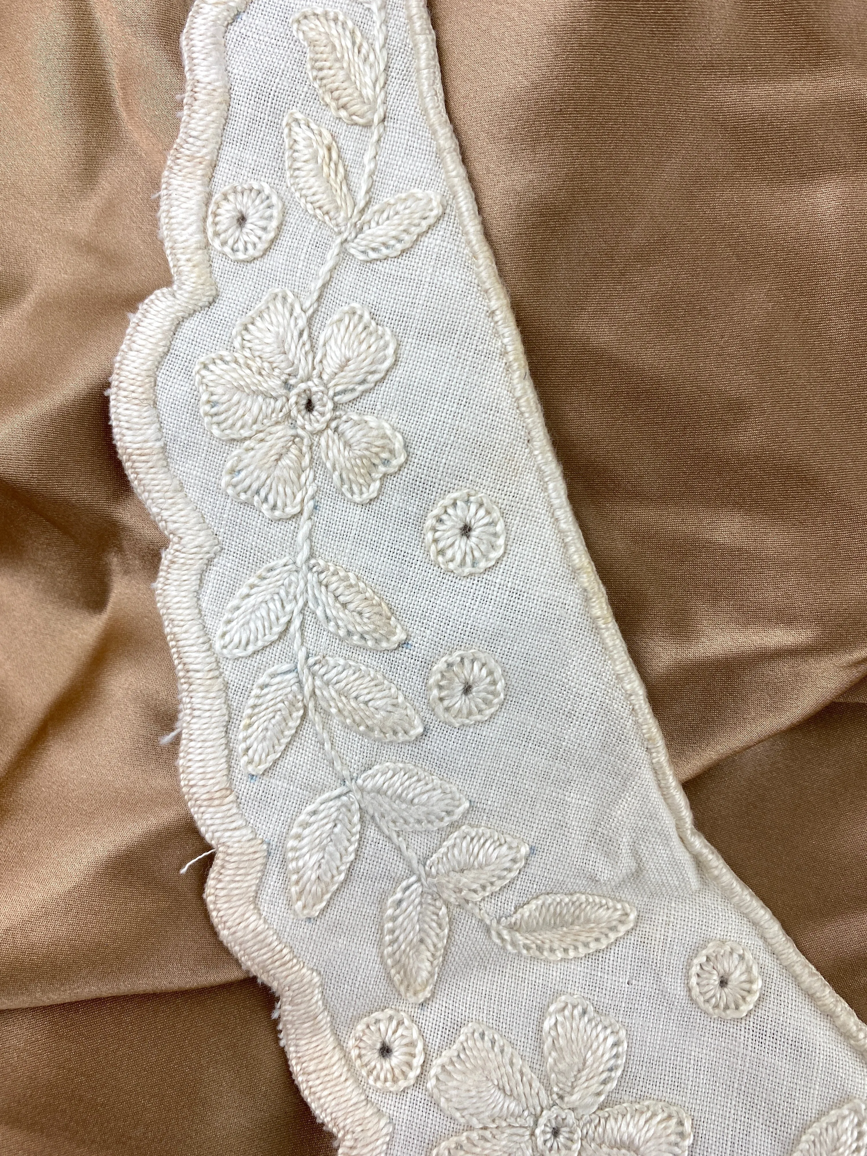 Antique Edwardian Cream Linen Floral Embroidered Collar & Matching Cuffs Set