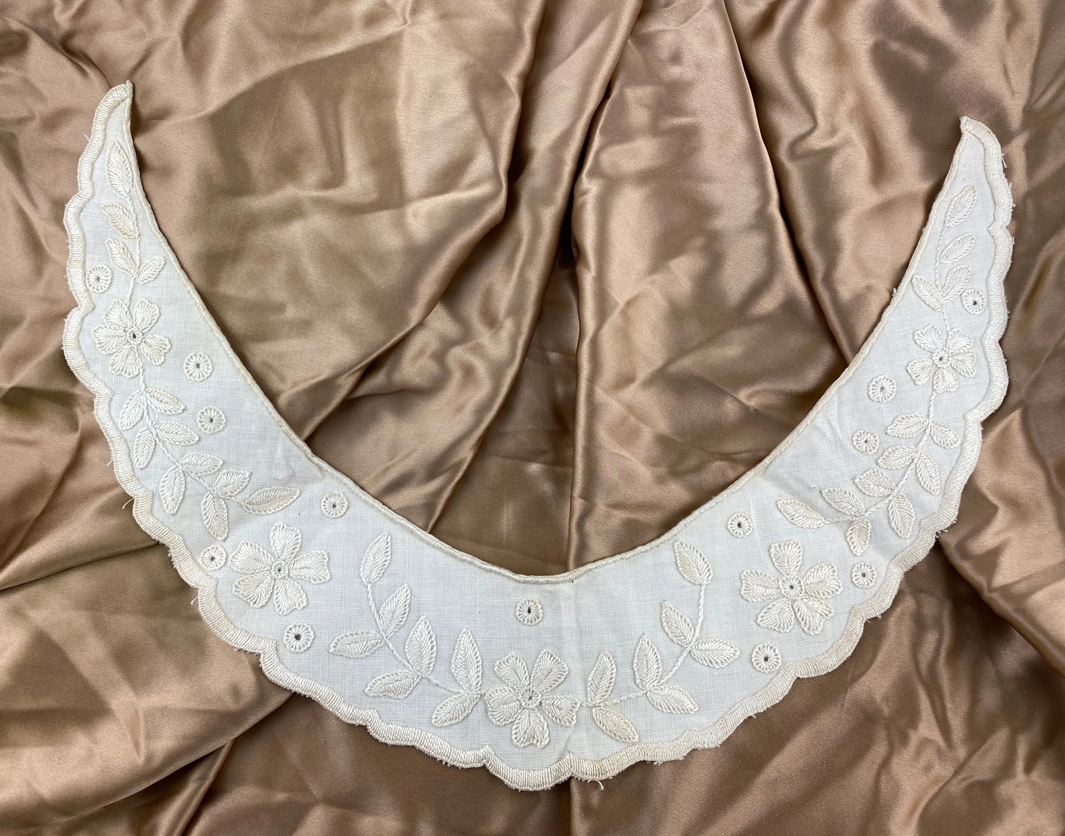 Antique Edwardian Cream Linen Floral Embroidered Collar & Matching Cuffs Set