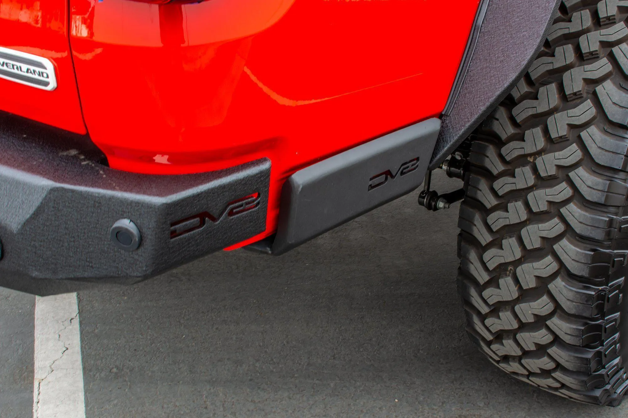 DV8 Off Road Rock Sliders Jeep Gladiator JT (2020-2021) with Step - Standard / Tube Type / Bedside