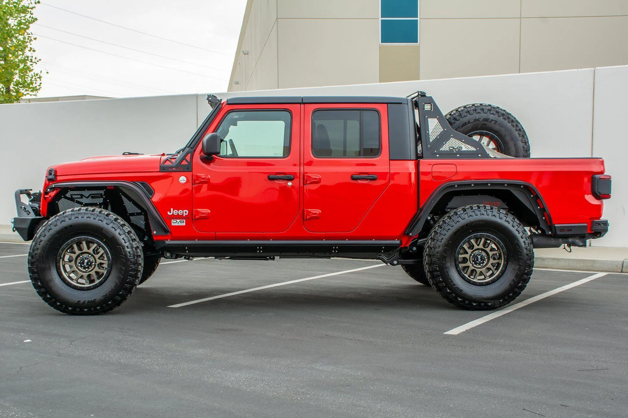 DV8 Off Road Rock Sliders Jeep Gladiator JT (2020-2021) with Step - Standard / Tube Type / Bedside