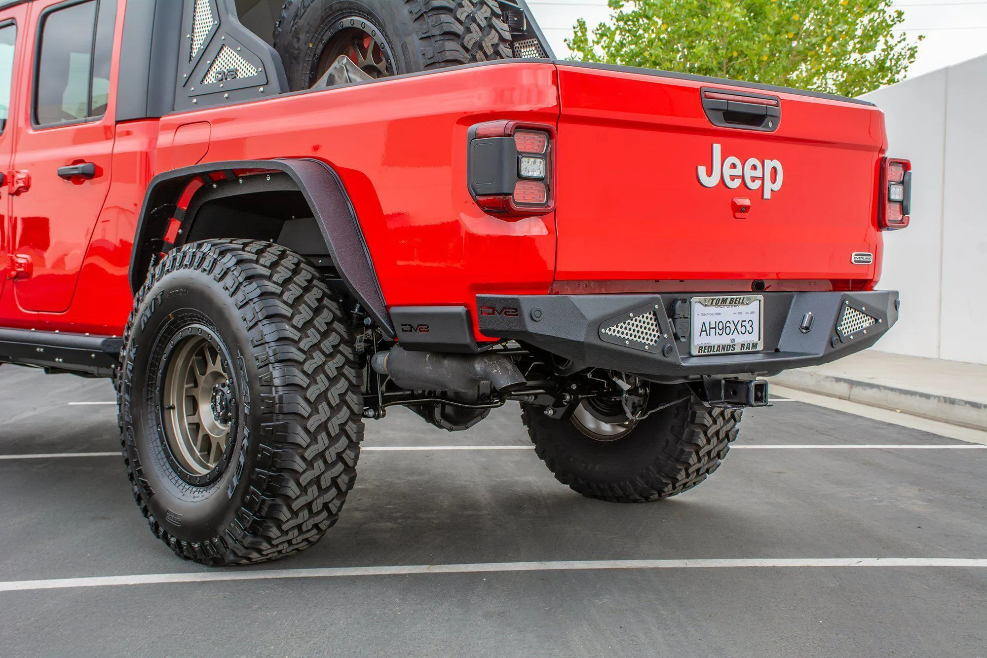 DV8 Off Road Rock Sliders Jeep Gladiator JT (2020-2021) with Step - Standard / Tube Type / Bedside