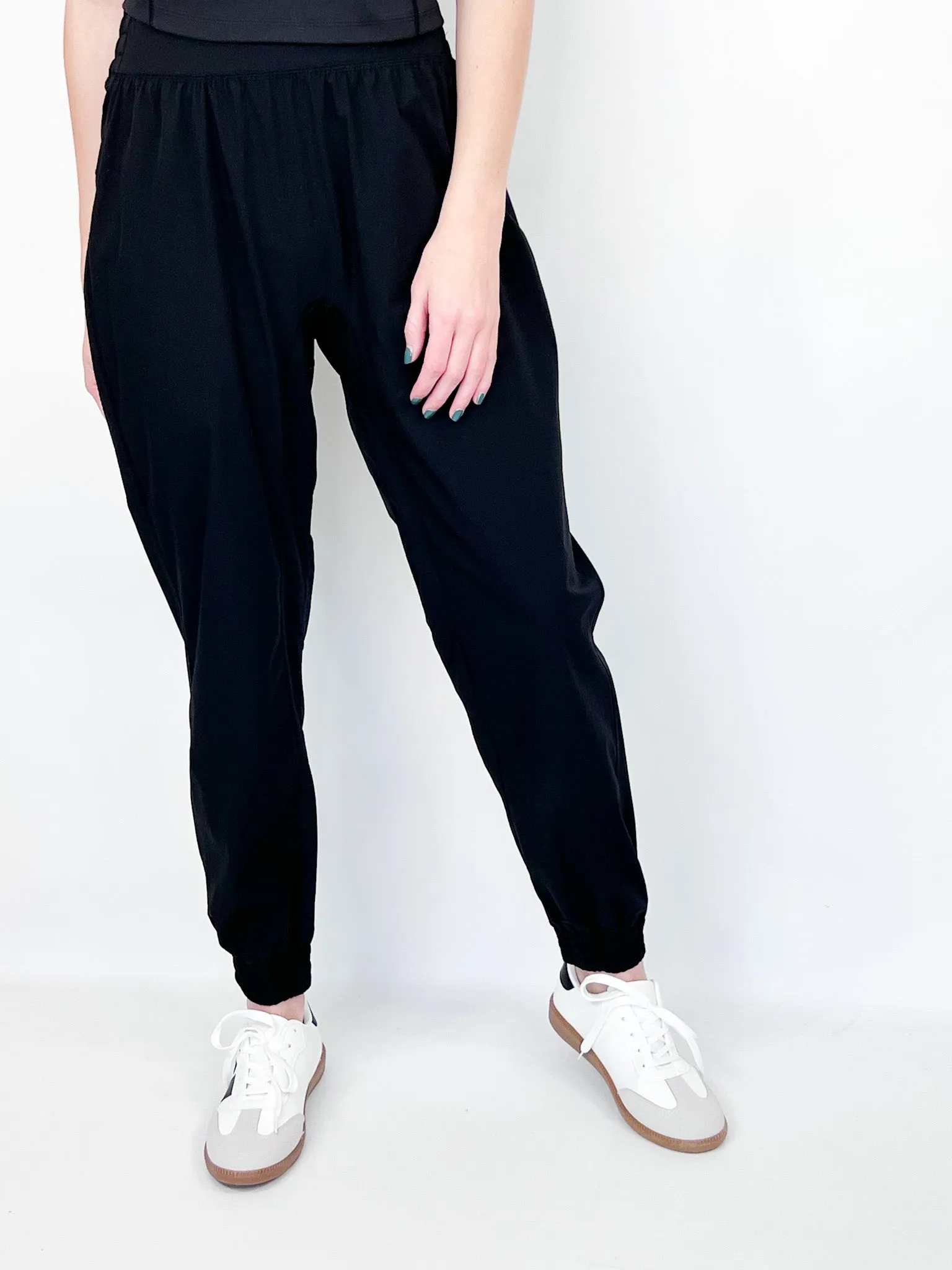 Halara - High Waisted Elastic Waistband Jogger (Black)