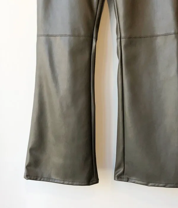 PHEENY/ROYAL FAKE LEATHER BELT-LESS FLARED PANTS(OLIVE)