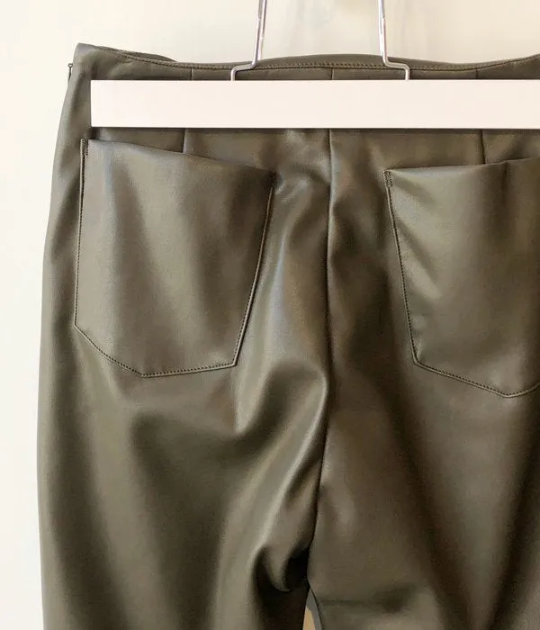 PHEENY/ROYAL FAKE LEATHER BELT-LESS FLARED PANTS(OLIVE)