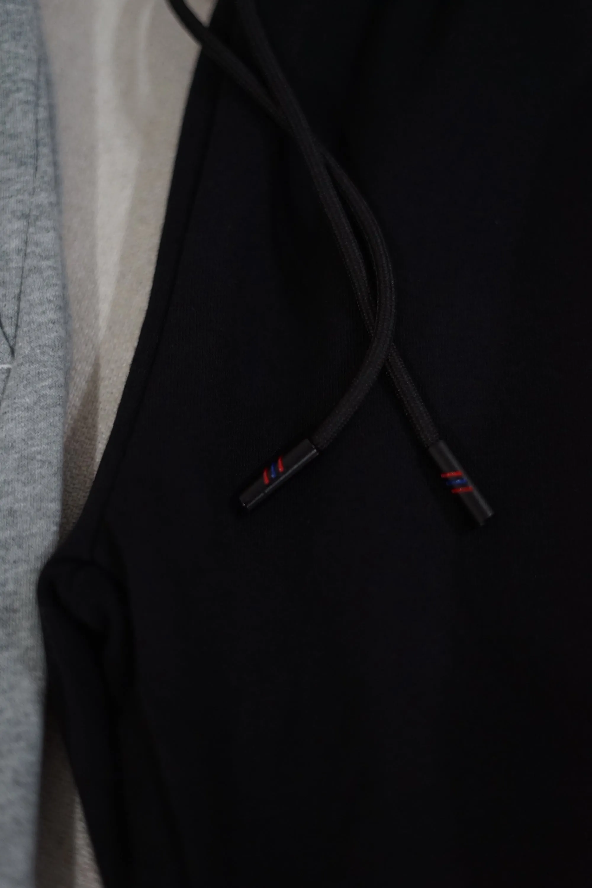 V-FLEECE PANELLED JOGGERS